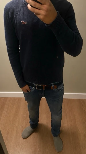 Hollister Mörkblå tröja från  - Fett hollister tröja, trendar väldigt hårt nu⭐️⭐️⭐️ vintage/grisch vibbar. Mycket bra skick passar året runt( model 181cm 73 kg✅✅✅