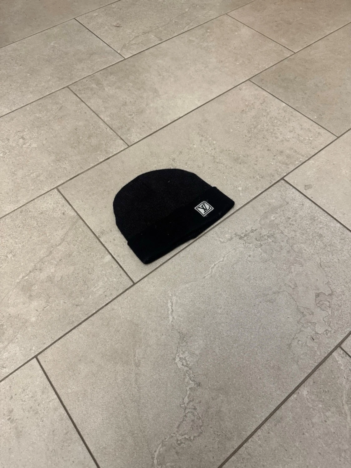 Svart ribbad mössa med patch