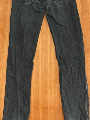 Mörkblå nudie jeans i modellen gritty jackson i storlek 30/32 - Snygga mörkblå nudiejeans i modellen gritty jackson. Jeansen har en lätt tvättad look och är tillverkade i denim.