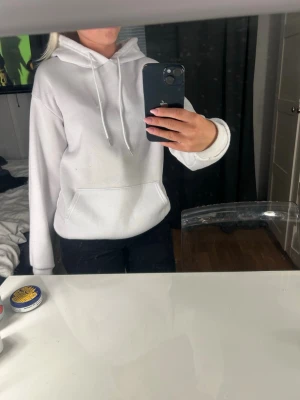 Vit hoodie - En vit hoodie från shein, väldigt mjuk