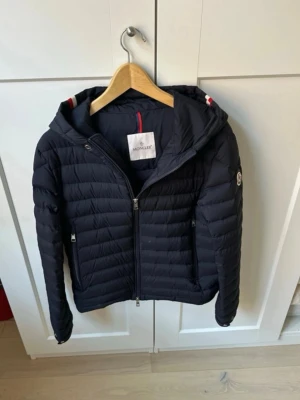 (Äkta) Moncler Eus Giubbutto Puffer - Riktigt snygg pufferjacka som är perfekt till höst/vår. Storlek 2 (S-M). Riktigt fint skick. Finns en liten lagning som syns på bild 3.