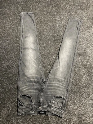 Replay anbass jeans - Säljer ett par välbehållna replay jeans i modellen Anbass, i en ljusgrå tvätt, jeansen är fräscha och passar bra till många outfits vilket gör dom till en investering, använd fåtal gånger. Inga defekter. Storlek 29. Pris ej hugget i sten, jag är öppen för förhandling.