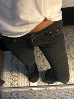 Svarta jeans  - Svarta bootcut jeans från Gina tricot med egna hål i storlek 36