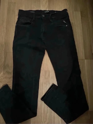 Replay anbass - Snygga svarta jeans från Replay med klassisk femficksmodell och raka ben. Jeansen har diskreta detaljer och en liten logotyp på bakfickan. Tillverkade i ett mjukt och stretchigt material för skön passform.