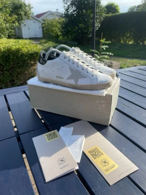 Golden Goose - Säljer dessa riktigt snygga Golden Goose sneakers i storlek 43! Skorna är gjorda i skinn och är i mycket fint skick! Endast testade! Hör av er ifall ni har några frågor eller liknande! ⭐️