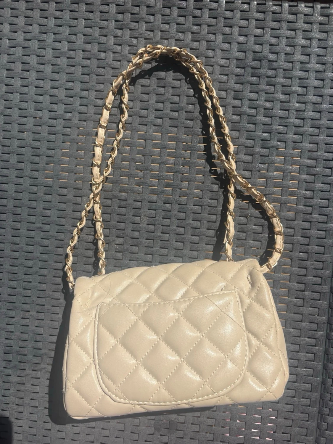 Beige väska  med kedjerem - 1
