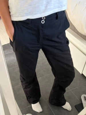 Svarta täckbyxor med raka ben - Snygga svarta skidbyxor från dope I bra skick. Byxorna är fodrade och har dragkedjor för bra ventilation💞