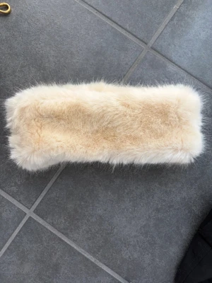 Krämvit fuskpäls pannband Barts - Snygg fluffigt pannband i fuskpäls. Super snygg på afterski!!🤩