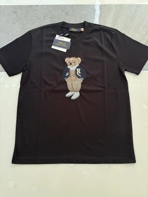 Ralph Lauren T-shirt - Hej! Säljer en jätte fin T-shirt som är i väldigt bra skick inga problem alls Väldigt fin till sommaren Storlek S (lite baggy, kan även passa M) Påse och tags ingår Skriv gärna vid intresse ❤️💯