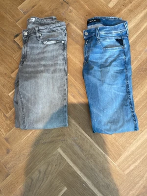 Blå raka jeans från Replay - Säljer två stycken jeans. Det blå jeansen är replay anbass i storleken W30 L34 slim fit. Och de grå jeansen är från jack & jones i storlek. W31 L34 regular clark. Skicka prisförslag!🙌