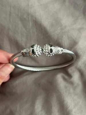 Armband  - Öppnas upp för uppe så man kan slidea på den 