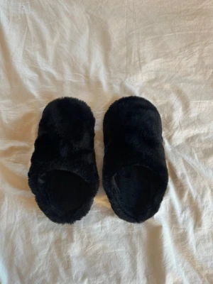 Svarta fluffiga tofflor - Svarta fluffiga damtofflor som passar storlek 40💕aldrig använda 