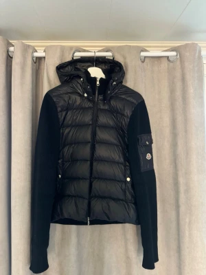 Moncler jacka  - Använd men i väldigt fint skick. Kom med prisförslag! 