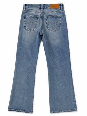 Jeans från Junkyard - Säljer ett par klassiska blå jeans från Junkyard med utsvängda ben och snygga detaljer på bakfickorna. Jeansen har en ljus tvätt och är tillverkade i jeansmaterial. Perfekta för en avslappnad och trendig look.
