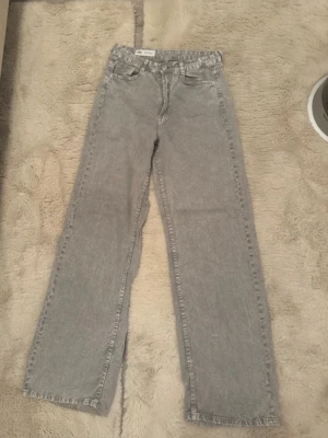 Zara jeans - Jätte snygga jeans som är jättesköna ! tyget är väldigt mjuk 💕 finns en liten fläck nere vid foten typ