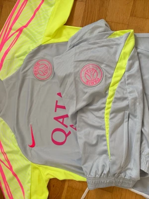 PSG träningsset grå/gul Nike - Ett snyggt träningsset från psg, aldrig använd bara testat de på och shortsen va för små! Storlek S