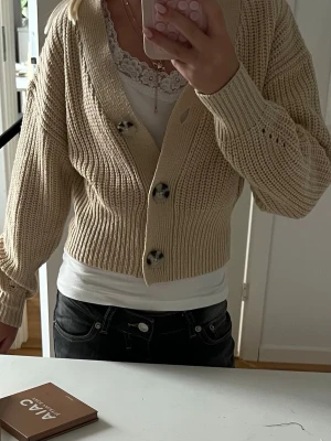 Beige kofta  - Säljer en beige stickad kofta köpt på Ullared.  jättefin att ha över ett vitt linne och perfekt till hösten Strl 140 men jag skulle säga att den passar 146/152 💞 