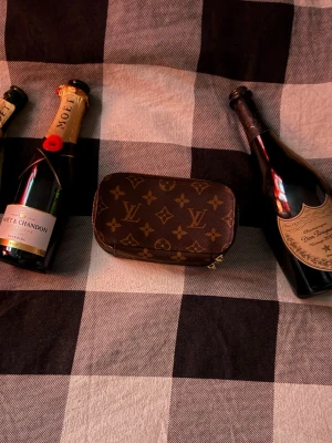 Louis Vuitton väska  - En Louis Vuitton väska köpt från merchsweden, dm för kvitto 🧾                                                                    Nypris ligger på 5000 kr