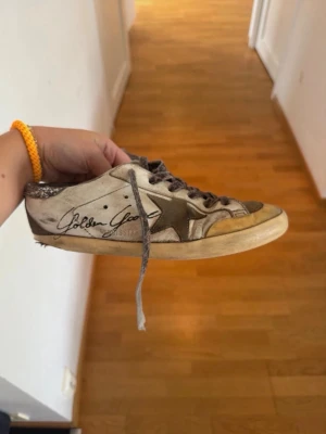 Golden goose skor - De är rätt slitna men de har bara varit använda under ett år och sedan undanställda. Nypris låg på 6300kr. Vill få sålt de fort då jag ska flytta utomlands. De går säkert att tvätta så de blir lite renare också. Jag har box till dem men tror inte jag har kvar något kvitto.