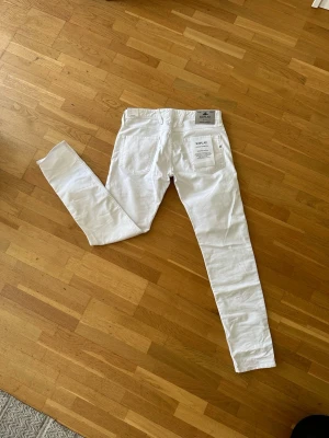 Vita Replay slim jeans - W33 L34 | Säljer ett par helt nya vita anbass slim jeans med klassisk femficksdesign. Jeansen har smal passform och är tillverkade i ett stretchigt material för extra komfort. |