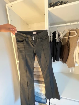  skin/svarta jeans nelly  - snygga skin/svarta jeans från nelly. lite för korta för mig och säljer därför dem. använt få tal gånger. kan diskuteras pris💖