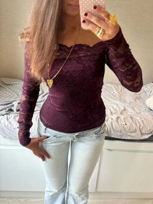 Vinröd Offshoulder spetstopp  - Såå fin vinröd Offshoulder spetstopp! OBS: ❗️Denna kommer säljas via budgivning i min Plick Live show + cocopanda giveaway den 26e Augusti kl 20.00, så denna går inte att köpa nu. Men skriv gärna om ni har frågor. Jag är 168 och det är mina bilder💖 