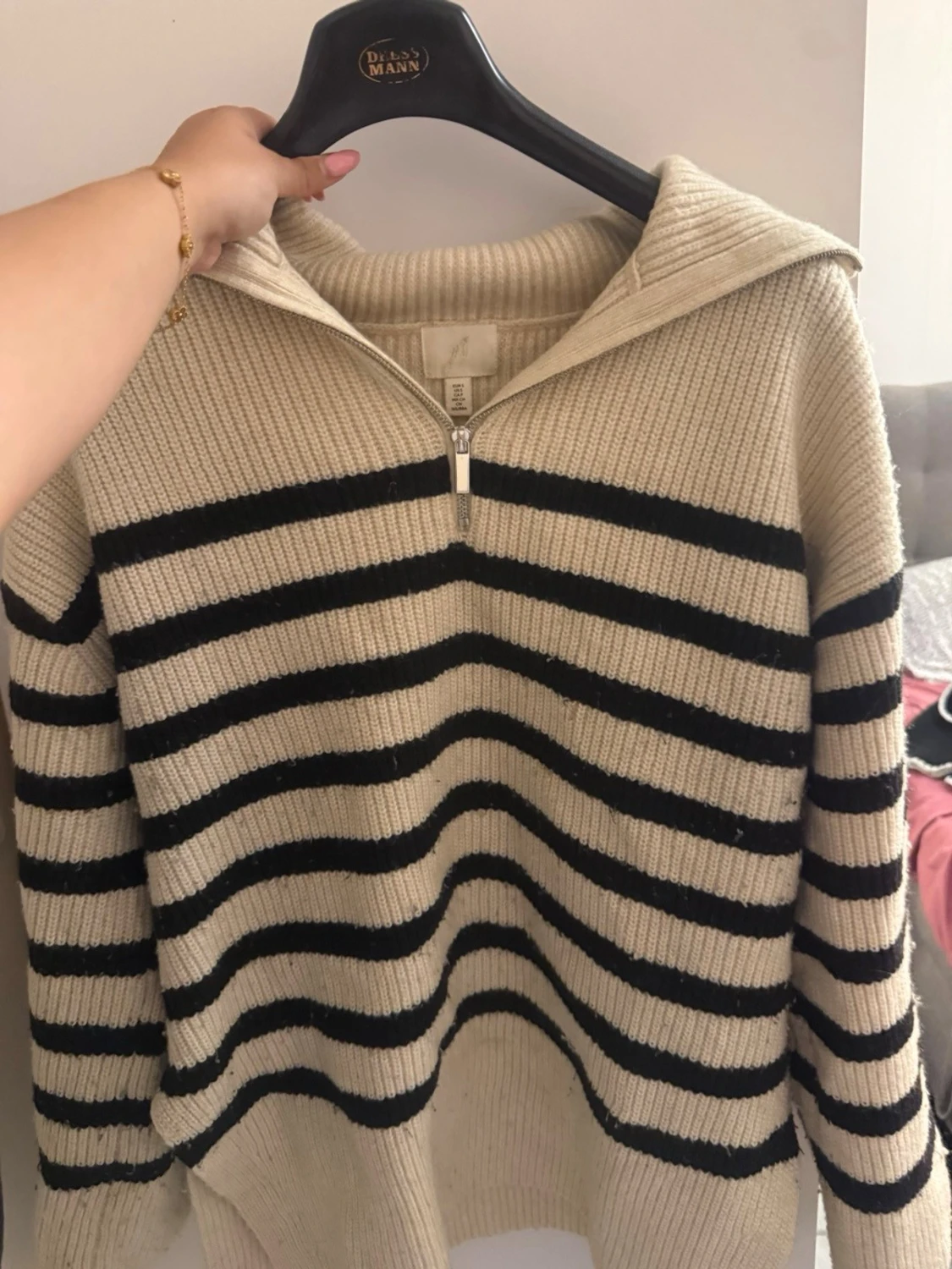 Beige stickad tröja med svarta ränder - 1