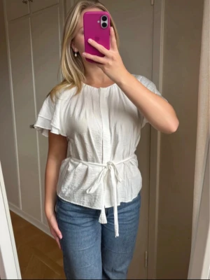 Vit Gina Tricot blus med knytning  - En jättefin blus som endast använts 2 gånger💓💓