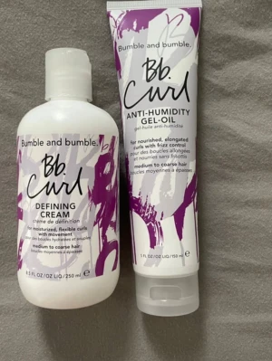 Bb. Curl hårvårdsduo från Bumble and bumble - Säljer ett set med Bb. Curl Defining Cream (250 ml) och Bb. Curl Anti-Humidity Gel-Oil (150 ml) från Bumble and bumble. Perfekt för att definiera och vårda lockigt hår, motverka friss och ge fukt. Kommer i vita och lila förpackningar.