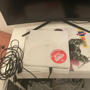 PlayStation 4 Slim - Säljer mitt ps4 slim för att jag fått ett ps5 detta funkar utmärkt ps4 har använt de under en längre period men inte så ofta. Ps4 och kablarna sätter jag priset på 800 sedan kontrollen för 50 kr som jag tycker är ett rimligt pris detta kan diskuteras, för frågor och annat kom privat.