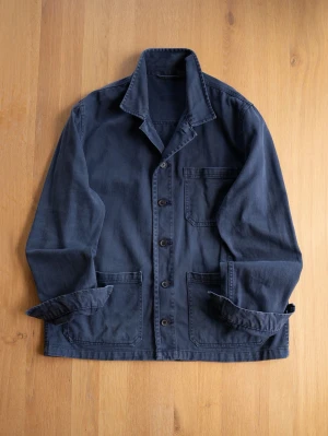 Mörkblå overshirt med fickor - Snygg mörkblå overshirt i bomull med tre utanpåliggande fickor och knäppning framtill. Klassisk krage och avslappnad passform, perfekt att slänga över en t-shirt. Ärmarna kan vikas upp för en mer casual look.