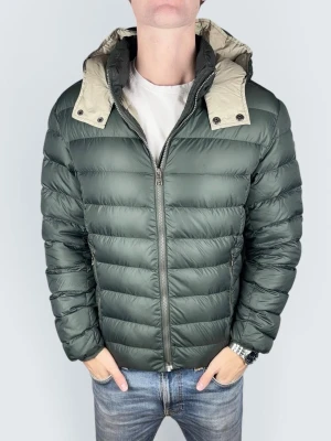 Colmar Jacka - Skick: 9/10. | Ingår: jackan. | Nypris: +- 5000 SEK. | Modellen är 183cm och väger 70kg.