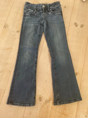 Låg midjade jeans - Mörkblåa bootcut jeans med basic fickor dom är väldigt stora i storlek så dom är som en storlek 164. Inga slitningar eller annat