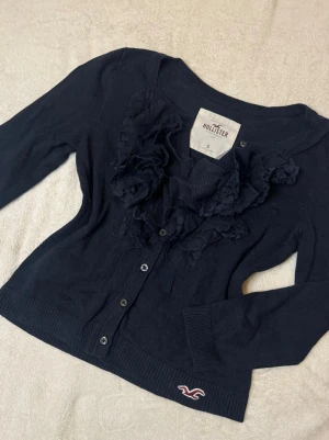 Mörkblå kofta från Hollister vintage  - Säljer en skitsnygg kofta från Hollister. Koftan sitter skit snyggt på och har fina detaljer! Pris kan diskuteras och ärmarna är kortare i modellen! Mått kan skickas privat💕