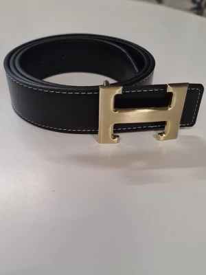 Herme's bälte  - Helt nytt svart bälte i nyskick. Stilren design som passar både vardag och finare tillfällen. Aldrig använt.