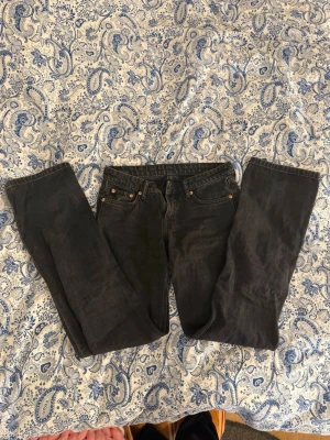 Svarta raka jeans - Säljer ett par svarta jeans med rak passform från weekday då dom inte passar mig i längden längre (jag är 179) och dom är i storlek 26/34.💗 Innerbenslängd-84cm Platt över midjan-37cm