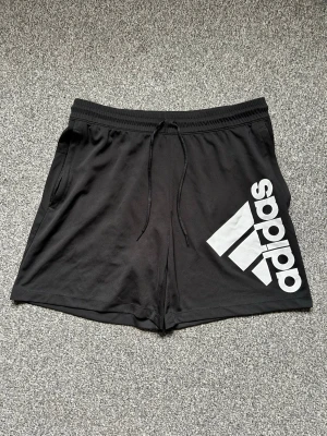 Adidas Shorts  - Säljer ett par väldigt fina Adidas Shorts i bra skick.   Logan ”aeroready” samt storleks texten på insidan har börjat tappa lite färg (se bilder) i övrigt är shortsen i fint skick.   Storlek: Large i Men’s size 