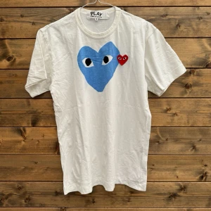 COMME des GARÇONS PLAY T-shirt (XS-S) - Mycket gott begagnat skick! 2328