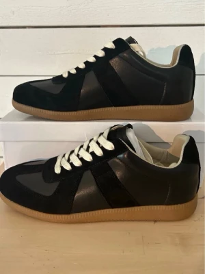 Masion Margiela svarta sneakers  - 🖤 Maison Margiela – Svarta 🖤  🔥 Snygga och stilrena Maison Margiela i svart! ✨ Passar perfekt till både vardags- och streetwear outfit 📩 DM vid intresse!  
