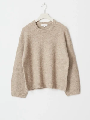Beige stickad ull tröja - Mysig beige stickad tröja från Gina Tricot i ullblandning. Tröjan har rund halsringning, långa ärmar och ribbade muddar vid ärmslut och nederkant. Perfekt för lager på lager och enkel att matcha med olika stilar. Se sista bild för lagning på baksidan💕