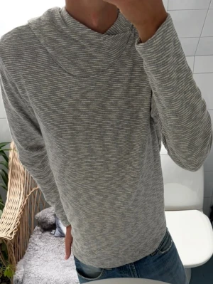 J&J Stickad Hoodie ~ Vintage - Vintage Jack & Jones Stickad Hoodie | Storlek: L sitter exakt som M | Passform: Normal Fit | Färg: Grå/Vit Mönstrad | Skick: 9/10 Inga defekter | Pris ej hugget i sten! 🍂