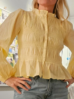 NY! Gul blus Nelly, stl 38 - Superfin gul blus från Nelly, ny med tags. Snygg smörgul färg, färgen återspeglas bäst på första bilden.  Ord. nypris 399 kr