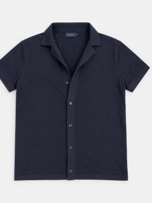Mörkblå piké skjorta  - Stilren mörkblå skjorta med korta ärmar och klassisk krage. Skjortan har knappar framtill och är tillverkad i mjuk bomull, perfekt för en avslappnad men snygg look.