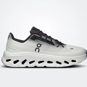 On Running Cloudtilt vita sneakers - Snygga vita sneakers från On Running med svart logga och detaljer. Ovandelen är i mesh för bra andningsförmåga och sulan har unika hål för extra dämpning. Skorna har svarta snören och en modern, sportig look som passar perfekt till streetwear.
