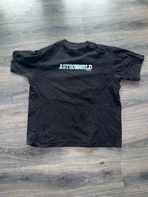 Svart Astroworld Tour t-shirt - Säljer en ganska rare Travis Scott Astroworld tour tröja storlek XL i riktigt bra skick 500kr o köparen står för frakten