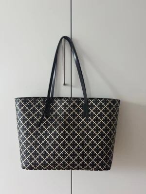 By Malene Birger väska  - Super fin väska från By Malene Birger som är perfekt till skolan och jobb. Har inga yttre defekter på väskan eller handtag men fått nått märke på det som hänger runt väskan som man ser på bilden. Inne i väskan är det en liten fläck men annars fin. Har tagits hand om💗
