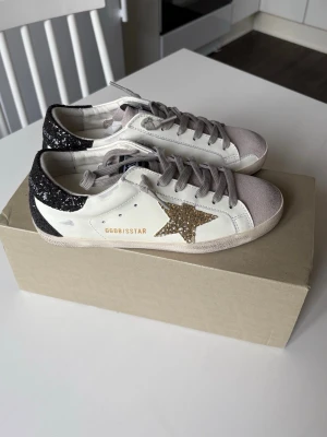Guld Glittriga Golden Goose - Säljer ett par riktigt fina golden goose🤗 Endast använda ett par gånger, storlek 37 hör av vid minsta fråga☺️