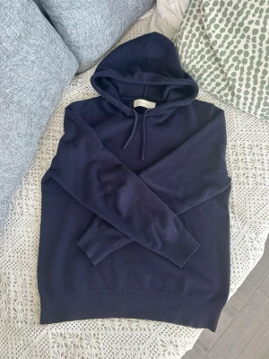 Mörkblå Kashmir hoodie från Sayless - Mörkblå Kashmir hoodie, har använts en del men är i bra skick. Den är i storlek S. Rök och djurfritt hem. Nypris 1000kr. Jag är 178 cm och väger 60kg, den är för liten för mig.