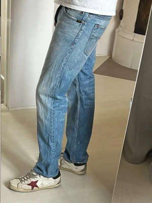 Tiger of Sweden jeans - Ljusblå jeans från tiger of Sweden, storlek: ≈29/29.5 (29/32 men förkortade). Riktigt snygg bakficka, den designen säljs inte längre så därför är dessa extra speciella. Nypris: 1800kr! Vid funderingar är det bara att fråga:)