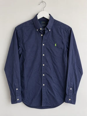 Mörkblå skjorta från Polo Ralph Lauren - 🏷️ Märke: Ralph lauren 👕 Produkt: skjorta 📏 Storlek: M 📐 Passform: slim fit 🎨 Färg: marinblå ✨ Skick: mycket bra 📌 Defekter: inga 💸 Pris: 249kr